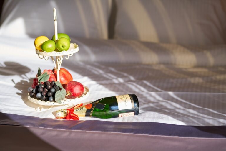 wine, fruit, bed-3804528.jpg